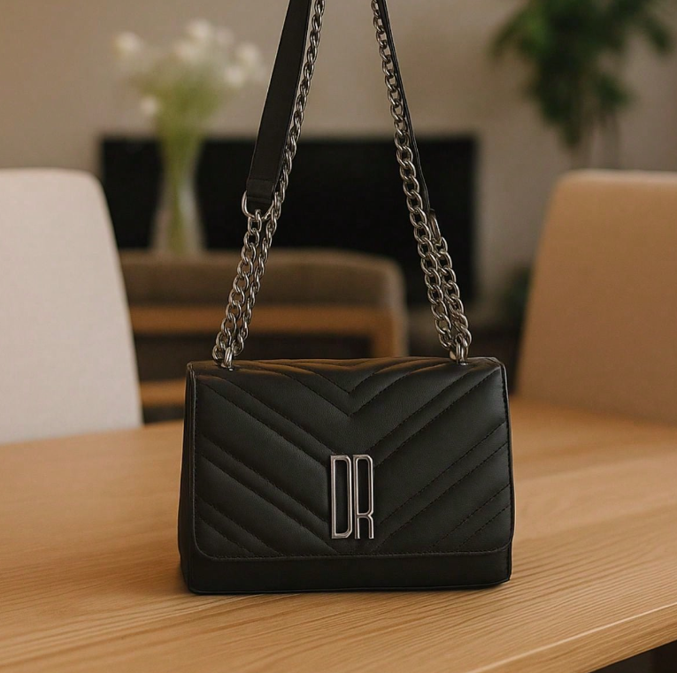 Bolsa Feminina Pequena Transversal com Corrente – Elegância e Estilo em Promoção!