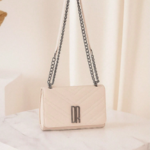 Bolsa Feminina Pequena Transversal com Corrente – Elegância e Estilo em Promoção!