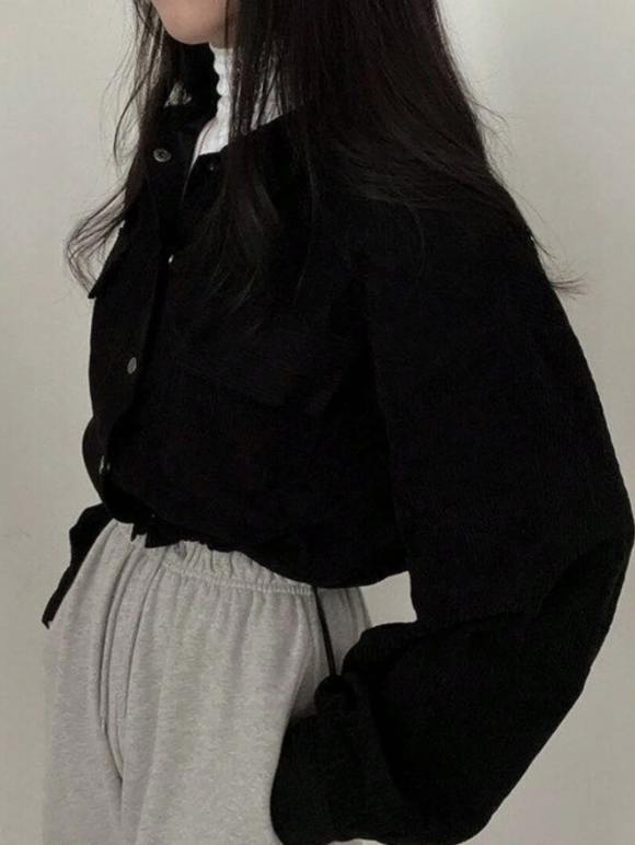 Jaqueta Curta Feminina Damasco com Estilo Utilitário Retrô e Acabamento Ajustável  ✨